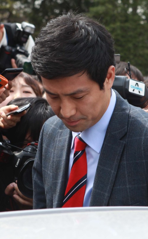 문대성(교수)
<YONHAP PHOTO-0777> 문대성 기자회견 취소 (서울=연합뉴스) 박철홍 기자 = 논문 표절 의혹을 받고 있는 문대성 새누리당 부산 사하갑 당선자가 18일 오후 서울 여의도 국회에서 예정된 기자회견을 돌연 취소하고 돌아가고 있다. 2012.4.18 pch80@yna.co.kr/2012-04-18 15:21:02/ <저작권자 ⓒ 1980-2012 ㈜연합뉴스. 무단 전재 재배포 금지.>
Moon Dae-sung
