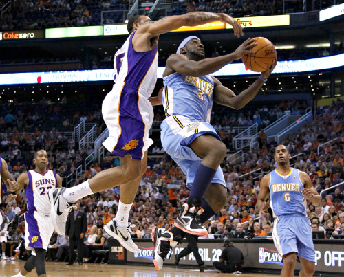 <YONHAP PHOTO-0254> Denver Nuggets' Ty Lawson (3) drives past Phoenix Suns' Shannon Brown during the first half of an NBA basketball game on Saturday, April 21, 2012, in Phoenix. (AP Photo/Matt York) /2012-04-22 08:17:40/ <저작권자 ⓒ 1980-2012 ㈜연합뉴스. 무단 전재 재배포 금지.>
Denver Nuggets guard Ty Lawson drives to the basket against the Phoenix Suns.  AP-Yonhap News