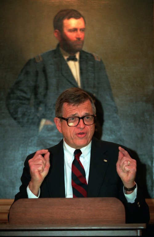<YONHAP PHOTO-0186> FILE - In this March 29, 1994 photo, Charles Colson of Prison Fellowship, talks to reporters in New York. Colson, the tough-as-nails special counsel to President Richard Nixon who went to prison for his role in a Watergate-related case and became a Christian evangelical helping inmates, has died. He was 80. Jim Liske, chief executive of the Lansdowne-based Prison Fellowship Ministries that Colson founded, said Colson died Saturday, April 21, 2012. (AP Photo/Luc Novovitch)/2012-04-22 06:00:37/ <저작권자 ⓒ 1980-2012 ㈜연합뉴스. 무단 전재 재배포 금지.>
Charles Colson talks to reporters in New York in March 1994.      AP-Yonhap News