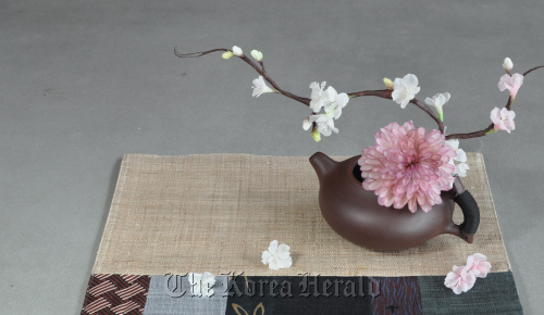 “Dahlia, Sugar Flower” by Jeong Jeong-yun which will be showcased at Design & Art Fair 2012. Design & Art Fair