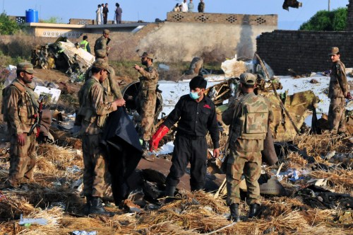 <YONHAP PHOTO-0179> (120421) -- ISLAMABAD, April 21, 2012 (Xinhua) -- Rescuers work at the air accident site in the outskirts of Islamabad, capital of Pakistan, on April 21, 2012, after 127 were killed in a Bhoja Air Boeing 737 plane crashed here Friday evening. (Xinhua/Ahmad Kamal)/2012-04-22 05:59:45/ <저작권자 ⓒ 1980-2012 ㈜연합뉴스. 무단 전재 재배포 금지.>
Rescuers work at the air accident site in the outskirts of Islamabad, capital of Pakistan, on Saturday, after 127 were killed in a Bhoja Air Boeing 737 plane crashed here Friday evening.  Xinhua-Yonhap News