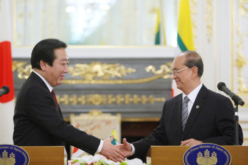 Yoshihiko Noda, Japan's prime minister, left, shakes hands with Thein Sein, Myanmar's president, after speaking to the media following their bilateral meeting at the Mekong-Japan Summit at the State Guest House in Tokyo, Japan, on Saturday, April 21, 2012. Japan pledged 600 billion yen ($7.4 billion) in development aid to support infrastructure projects in five Southeast Asian nations that share the Mekong River. Photographer: Tomohiro Ohsumi/Bloomberg *** Local Caption *** Yoshihiko Noda; Thein Sein
Yoshihiko Noda (left), Japan’s prime minister shakes hands with Thein Sein, Myanmar’s president, after speaking to the media following their bilateral meeting at the Mekong-Japan Summit at the State Guest House in Tokyo on Saturday.  Bloomberg