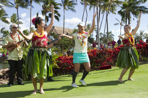 <YONHAP PHOTO-0354> Ai Miyazato, center, of Japan dances the hula after winning the LPGA LOTTE Championship golf tournament at Ko Olina Golf Club Saturday, April 21, 2012, in Kapolei, Hawaii. (AP Photo/Eugene Tanner)/2012-04-22 11:27:42/ <저작권자 ⓒ 1980-2012 ㈜연합뉴스. 무단 전재 재배포 금지.>
Ai Miyazato (center) dances the hula after her victory on Saturday.  AP-Yonhap News