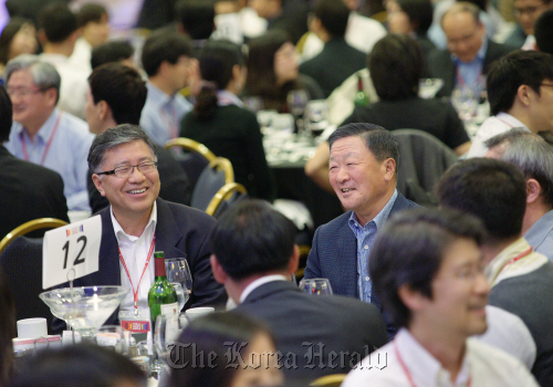 LG Group chairman Koo Bon-moo (right) speaks with Whang Seung-jin, professor at Stanford Graduate School of Business, and graduate students attending the LG Techno Conference in San Francisco on Saturday. LG Group