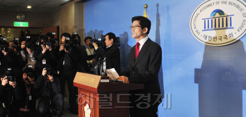 김문수 경기지사가 22일 국회 정론관에서 대선출마 기자회견을 하고 있다.<br />김명섭 기자 MSIRON@
김문수 경기지사가 22일 국회 정론관에서 대선출마 기자회견을 하고 있다.
김명섭 기자 MSIRON@
