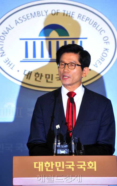 김문수 경기지사가 22일 국회 정론관에서 대선출마 기자회견을 하고 있다.<br />김명섭 기자 MSIRON@
김문수 경기지사가 22일 국회 정론관에서 대선출마 기자회견을 하고 있다.
김명섭 기자 MSIRON@