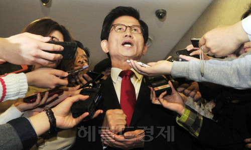 김문수 경기지사가 22일 국회 정론관에서 대선출마 기자회견을 마치고 기자들 질문에 답변하고 있다.<br />김명섭 기자 MSIRON@
김문수 경기지사가 22일 국회 정론관에서 대선출마 기자회견을 마치고 기자들 질문에 답변하고 있다.
김명섭 기자 MSIRON@