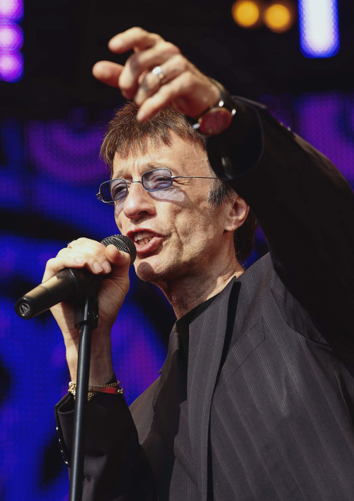로빈 깁 (Robin Hugh Gibb/가수/영국)
<YONHAP PHOTO-0862> FILE This Saturday Aug. 15, 2009 file photo Britain's Robin Gibb performs in the park of Ledreborg Castle near Roskilde, Denmark. British media reports said Saturday April 14, 2012 former Bee Gee Robin Gibb is gravely ill with pneumonia in a London hospital. The Sun newspaper reported Saturday that 62-year-old Gibb is in a coma, citing a family friend. (AP Photo/Polfoto,Jens Dige) DENMARK OUT /2012-04-14 20:56:37/ <저작권자 ⓒ 1980-2012 ㈜연합뉴스. 무단 전재 재배포 금지.>
Bee Gees singer Robin Gibb.  AP-Yonhap News