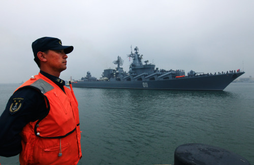 <YONHAP PHOTO-0432> (120421) -- QINGDAO, April 21, 2012 (Xinhua) -- Russian Pacific Fleet's flagship Varyag, a Slava-class guided missile cruiser, arrives at a naval base in Qingdao, east China's Shandong Province, April 21, 2012. A China-Russia joint maritime drill is scheduled to take place from April 22 to 27 on the Yellow Sea. A welcome ceremony was held by China's Beihai Fleet at the naval base on Saturday. (Xinhua/Zha Chunming) (lmm)/2012-04-21 15:47:28/ <저작권자 ⓒ 1980-2012 ㈜연합뉴스. 무단 전재 재배포 금지.>
Russian Pacific Fleet’s flagship Varyag, a Slava-class guided missile cruiser, arrives at a naval base in Qingdao, China, Saturday.      Xinhua-Yonhap News