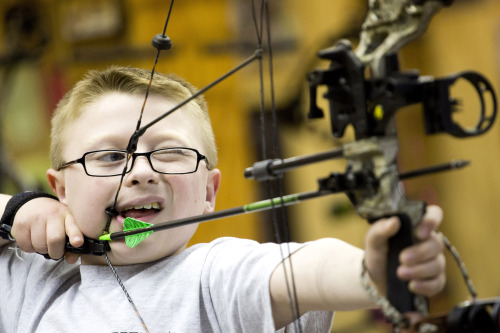 <YONHAP PHOTO-1418> CORRECTS SPELLING OF HEROINE IN THE THIRD SENTENCE-- In this April 13, 2012 photo, Garrett Chamberlain, of Saddle Brook, NJ, participates in the youth archery league at Targeteers Archery in Saddle Brook, N.J. In schools and backyards, for their birthdays and out with their dads, kids are gaga for archery a month after the release of "The Hunger Games." Archery ranges around the country have enjoyed a steady uptick among kids of both sexes in the movie's lead-up, though 16-year-old heroine Katniss Everdeen, the archery ace seems to resonate with girls more than boys. (AP Photo/Charles Sykes)/2012-04-18 21:56:11/ <저작권자 ⓒ 1980-2012 ㈜연합뉴스. 무단 전재 재배포 금지.>
A boy participates in the youth archery league at Targeteers Archery in Saddle Brook, New Jersey.  AP- Yonhap News