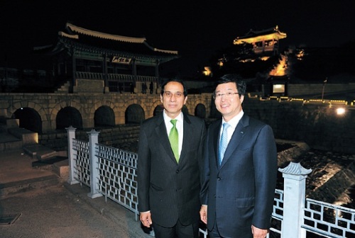 Pakistani Ambassador Shaukat Ali Mukadam (left) stands with Suwon Mayor Yeom Tae-young in front of Suwon Fortress on Thursday.
(Pakistani Embassy)