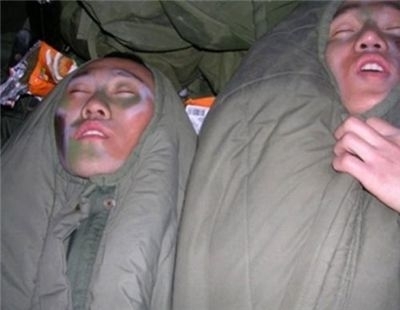 이른바 ‘여자들은 모르는 포근함’이라는 제목의 사진이 온라인에 공개돼 화제다.
　
최근 온라인 커뮤니티 게시판에는 ‘여자들은 모르는 포근함’이라는 제목으로 한 장의 사진이 게재됐다. 공개된 사진에는 두 명의 남자 군인들이 얼굴에 위장 크림을 바른 채 침낭에서 잠든 모습이 담겼다.
　
특히 이들은 훈련 중 얼굴에 바른 위장크림을 지우지도 못한 채 정신없이 잠에 빠져 있는 모습이어서 눈길을 끈다. 이러한 상황들은 여자들은 군대를 가지 않는 우리나라에서는 남자들만이 공감할 수 있다는 데서 ‘여자들은 모르는 포근함’이라는 제목이 잘 어울린다.