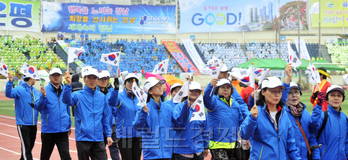 2012서울시민 생활체육대회가 22일 목동주경기장에서 열려 선수단이 입장하고 있다. 김명섭 기자 msiron@
2012서울시민 생활체육대회가 22일 목동주경기장에서 열려 선수단이 입장하고 있다. 김명섭 기자 msiron@
2012서울시민 생활체육대회가 22일 목동주경기장에서 열려 선수단이 입장하고 있다. 김명섭 기자 msiron@
2012서울시민 생활체육대회가 22일 목동주경기장에서 열려 선수단이 입장하고 있다. 김명섭 기자 msiron@
2012서울시민 생활체육대회가 22일 목동주경기장에서 열려 선수단이 입장하고 있다. 김명섭 기자 msiron@
2012서울시민 생활체육대회가 22일 목동주경기장에서 열려 선수단이 입장하고 있다. 김명섭 기자 msiron@
박원순 서울시장을 비롯한 참석자들이 22일 오전 서울 양천구 목동 주경기장에서 열린 2012 서울시민 생활체육대회 개회식에 참석해 시민들에게 인사하고 있다. 2005년 시작돼 올해로 8회째를 맞은 생활체육대회에는 1만6000여명의 시민이 달리기, 줄다리기, 줄넘기, 축구, 야구 등의 종목에 참가해 축제의 한마당을 벌였다.  김명섭 기자/msiron@heraldm.com