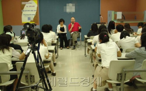 외고 출신들이 소위 서울대ㆍ고대ㆍ연대 ‘SKY’에 입학하는 비율이 부쩍 높아졌다. 내신에서 불리한 외고 학생들이 수시 전형에서도 약세를 보였지만 최근 들어 이런 공식들이 깨지고 있는 것으로 나타났다. 사진은 수업을 받고 있는 대원외고 학생들.  [헤럴드경제 DB]