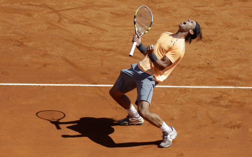 <YONHAP PHOTO-1185> Rafael Nadal of Spain reacts after defeating David Ferrer of Spain in their final match of the Monte Carlo Tennis Masters tournament in Monaco, Sunday, April 22, 2012. (AP Photo/Lionel Cironneau)/2012-04-22 22:34:21/ <저작권자 ⓒ 1980-2012 ㈜연합뉴스. 무단 전재 재배포 금지.>
Rafael Nadal celebrates after winning the Monte Carlo Masters on Sunday.  AP-Yonhap News