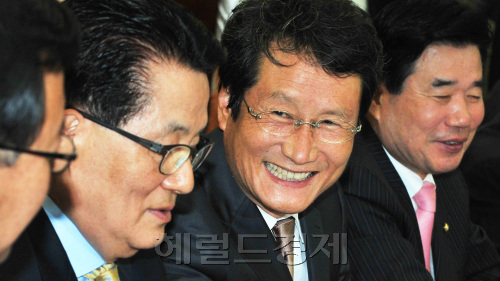 문성근 민주통합당 대표가 23일 국회에서 최고위원회의를 주재하고 있다. 박현구 기자phko@heraldm.com 2012.04.23
문성근 민주통합당 대표가 23일 국회에서 최고위원회의를 주재하고 있다. 박현구 기자phko@heraldm.com 2012.04.23
