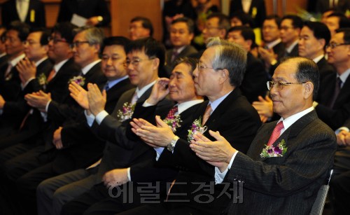 이계철 방통위원장이 23일 오전 대한상공회의소 국제회의장에서 열린 제57회 정보통신의날 기념행사에서 박수를 치고 있다. 박해묵 기자/mook@heraldm.com
이계철(오른쪽부터) 방통위원장과 이석채 KT 회장 등이 23일 오전 대한상공회의소 국제회의장에서 열린 제57회 정보통신의 날 기념행사에서 박수를 치고 있다.  박해묵 기자/mook@heraldm.com