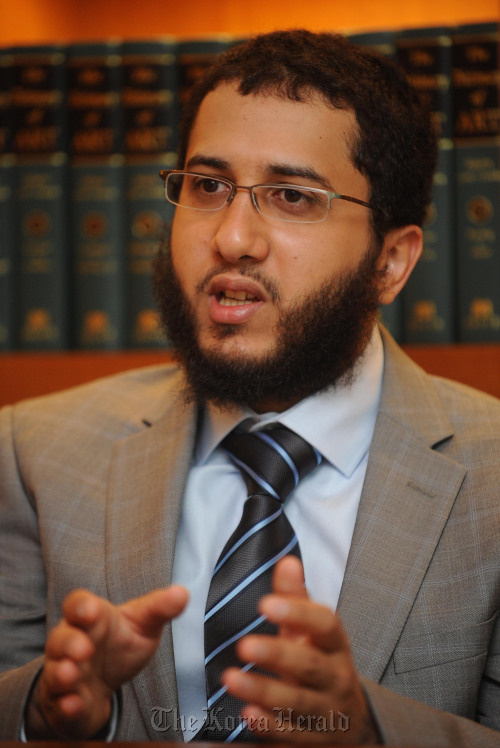 압둘라 알물라.<br />이상섭 기자. babtong@heraldm.com 2012.04.18
Abdulla Al-Mulla, Director of Qatar Islamic Cultural Center, speaks last week at Lotte Hotel in Sogong-dong, central Seoul.
Lee Sang-sub/The Korea Herald