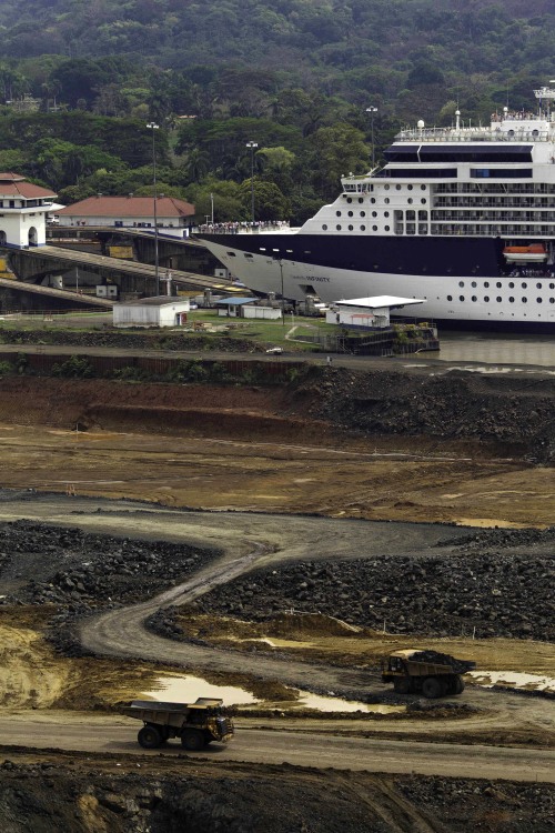 <YONHAP PHOTO-0242> A cruise ship passes through Pedro Miguel locks in the Panama Canal next to expansion work in Panama City, Panama, Friday April 20, 2012. According to the Panama Canal Authority, the expansion should be finished by 2014. The expansion project started in 2009 and will create two new bigger sets of locks that will accommodate post-Panamax ships. (AP Photo/Tito Herrera)/2012-04-21 08:09:09/ <저작권자 ⓒ 1980-2012 ㈜연합뉴스. 무단 전재 재배포 금지.>
A cruise ship passes through Pedro Miguel locks in the Panama Canal next to expansion work in Panama City, Panama, on Friday.
AP-Yonhap News