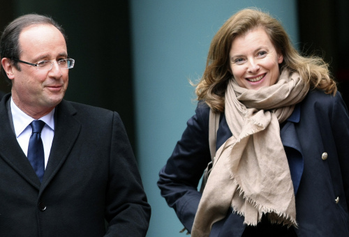 프랑수아 올랑드 (좌/Francois Hollande/ 정치인/프랑스)
<YONHAP PHOTO-0293> Socialist Party candidate for the presidential election Francois Hollande and his companion Valerie Trierweiler leave the regional council in Tulle, central France, Sunday, April 22, 2012 after voting in the presidential election first round. (AP Photo/Bob Edme) /2012-04-23 06:00:58/ <저작권자 ⓒ 1980-2012 ㈜연합뉴스. 무단 전재 재배포 금지.>
Socialist Party candidate for the presidential election Francois Hollande and his companion Valerie Trierweiler leave the regional council in Tulle, central France, Sunday, after voting in the presidential election first round.   AP-Yonhap News