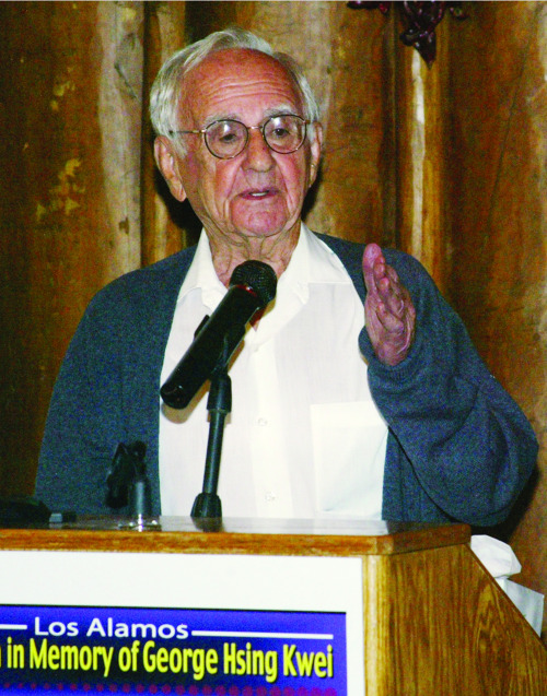 <YONHAP PHOTO-0274> FILE- In this undated file photo, Scientist George Cowan is seen in Los Alamos, New Mexico. Cowan worked at Los Alamos National Laboratory for nearly 40 years. He started in 1949 as a scientist and went on to serve as a director of chemistry and as associate lab director of research. Cowan was a chemist whose influence touched everything from the Manhattan Project and the hunt for evidence of the Soviet Union's first nuclear tests to the Santa Fe Institute and the iconic Santa Fe Opera. Cowan died Friday, April 20, 2012 at his home in Los Alamos, New Mexico. He was 92. (AP Photo/Los Alamos Monitor)/2012-04-21 09:32:13/ <저작권자 ⓒ 1980-2012 ㈜연합뉴스. 무단 전재 재배포 금지.>
George Cowan