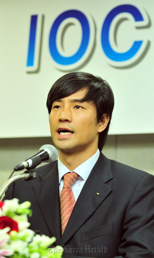 국제올림픽위원회(IOC) 첫 공식회의에 참석하고 돌아온 문대성 IOC 선수위원이 17일 오후 서울 방이동 올림픽파크텔에서 기자회견을 열고 있다<br />김명섭기자 msiron@
Moon Dae-sung
