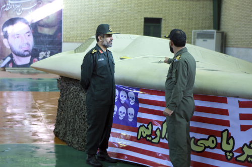 <YONHAP PHOTO-0700> FILE - This file photo released on Thursday, Dec. 8, 2011, by the Iranian Revolutionary Guards, claims to show the chief of the aerospace division of Iran's Revolutionary Guards, Gen. Amir Ali Hajizadeh, left, listening to an unidentified colonel as he points to US RQ-170 Sentinel drone which Tehran says its forces downed earlier this week. (AP Photo/Sepahnews, File) EDS NOTE: THE ASSOCIATED PRESS HAS NO WAY OF INDEPENDENTLY VERIFYING THE CONTENT, LOCATION OR DATE OF THIS IMAGE./2012-04-22 16:57:11/ <저작권자 ⓒ 1980-2012 ㈜연합뉴스. 무단 전재 재배포 금지.>
This file photo released on Dec. 8, by the Iranian Revolutionary Guards, claims to show the chief of the aerospace division of Iran’s Revolutionary Guards, Gen. Amir Ali Hajizadeh (left), listening to an unidentified colonel as he points to U.S. RQ-170 Sentinel drone which Tehran says its forces downed earlier this week.
AP-Yonhap News