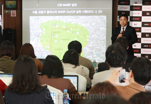 KT’s mobile chief Pyo Hyun-myung speaks at a press conference held on board a passenger ship in Busan on Monday.  KT Corp.