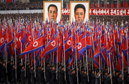 <YONHAP PHOTO-1154> North Korean soldiers, students and civilians surround giant portraits of late leaders Kim Il Sung, left, and Kim Jong Il at Kim Il Sung Square in central Pyongyang, North Korea, for a rally denouncing South Korean President Lee Myung-bak on Friday, April 20, 2012. North Koreans said Lee's radio comments about North Korea last week "hurt the dignity" of the North Korean people. (AP Photo/Vincent Yu)/2012-04-20 21:05:52/ <저작권자 ⓒ 1980-2012 ㈜연합뉴스. 무단 전재 재배포 금지.>
North Korean soldiers, students and civilians surround giant portraits of late leaders Kim Il-sung (left) and Kim Jong-il at Kim Il Sung Square in central Pyongyang for a rally denouncing South Korean President Lee Myung-bak on Friday. AP-Yonhap News