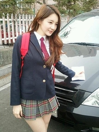 강민경(가수)
여성듀오 다비치의 강민경이 교복패션을 선보여 화제를 모으고 있다.