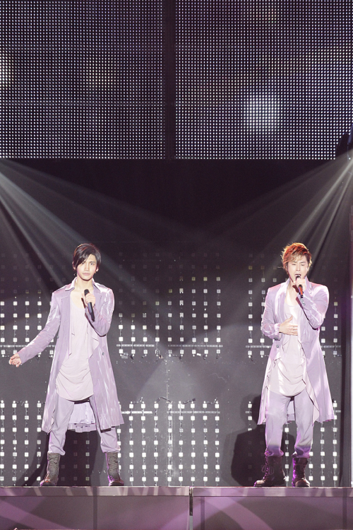 동방신기(가수)
동방신기가 일본 진출 7년 만에 관객 55만명을 동원, 일본에서의 티켓 파워를 과시했다. 한국 가수로는 처음으로 관객 55만명을 끌어 모은 대기록을 수립한 것.