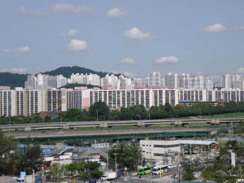 보상 위주 개발사업의 대안으로 국토해양부와 LH가 야심차게 도입한 입체환지 개발사업이 지주들의 반대로 첫 삽도 뜨지 못한채 사실상 좌초 수순에 돌입했다. 사진은 금천구심 도시개발사업 구역 전경.