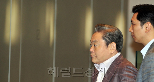이건희 삼성전자 회장이 24일 오전 서울 서초동 삼성전자 사옥으로 출근하고 있다. 이회장은 이날 "이맹희 씨는우리 집안에서 쫓겨난 사람"이라고 밝혔다.<br />김명섭 기자 msiron@
이건희 삼성전자 회장이 24일 오전 서울 서초동 삼성전자 사옥으로 출근하고 있다. 이회장은 이날 "이맹희 씨는우리 집안에서 쫓겨난 사람"이라고 밝혔다.
김명섭 기자 msiron@