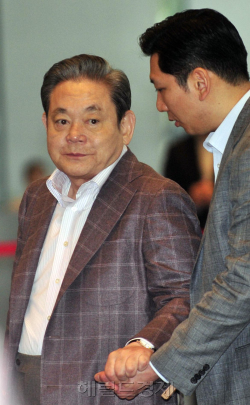 이건희 삼성전자 회장이 24일 오전 서울 서초동 삼성전자 사옥으로 출근하고 있다. 이회장은 이날 "이맹희 씨는우리 집안에서 쫓겨난 사람"이라고 밝혔다.<br />김명섭 기자 msiron@
이건희 삼성전자 회장이 24일 오전 서울 서초동 삼성전자 사옥으로 출근하고 있다. 이회장은 이날 "이맹희 씨는우리 집안에서 쫓겨난 사람"이라고 밝혔다.
김명섭 기자 msiron@