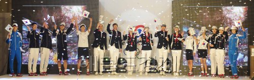 대한체육회가 주최하고 공식파트너 휠라(FILA) 및 공식후원사 제일모직 빈폴이 후원하는 2012런던올림픽 대한민국선수단 단복시연회가 23일 태릉선수촌 내 다목적 체육관에서 열리고 있다. 박해묵 기자/mook@heraldm.com
대한체육회가 주최하고 공식파트너 휠라(FILA) 및 공식후원사 제일모직 빈폴이 후원하는 2012런던올림픽 대한민국선수단 단복시연회가 23일 태릉선수촌 내 다목적 체육관에서 열리고 있다. 박해묵 기자/mook@heraldm.com
2012 런던올림픽에 출전하는 대한민국 선수단이 입게될 단복시연회가 23일 태릉선수촌 내 다목적 체육관에서 열렸다. 이번 시연회는 대한체육회가 주최하고 공식파트너 휠라 및 공식후원사 제일모직 빈폴이 후원했다.
박해묵 기자/mook@heraldm.com