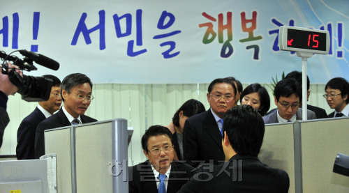권혁세 금감원장이 24일 오전 한국자산관리공사 불법사금융피해신고자 서민금융지원 접수센터를 방분해 직접 상담을 하고 있다.<br />김명섭 기자 MSIRON@
권혁세 금감원장이 24일 오전 한국자산관리공사 불법사금융피해신고자 서민금융지원 접수센터를 방분해 직접 상담을 하고 있다.
김명섭 기자 MSIRON@
권혁세 금융감독원장이 24일 서울 역삼동 한국자산관리공사에 마련된 서민금융지원 접수센터를 방문해 불법사금융 피해신고자와 상담을 하고 있다. 김명섭 기자/msiron@