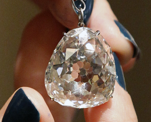 The Beau Sancy, a 34.98 carat diamond that will be put on sale by Sotheby's auction house in Geneva next month, is presented in Paris, Monday. (AP-Yonhap News)