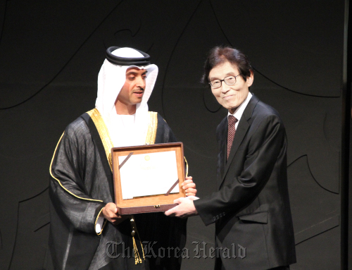 Yi Ki-ung (right), Book Culture Foundation chairman and the director of Paju Book City, receives a prize from Mohammed bin Zayed bin Sultan Al Nahyan, the Crown Prince of Abu Dhabi, at the award ceremony of Sheikh Zayed Book Award in Abu Dhabi, UAE, on March 29. Paju Book City