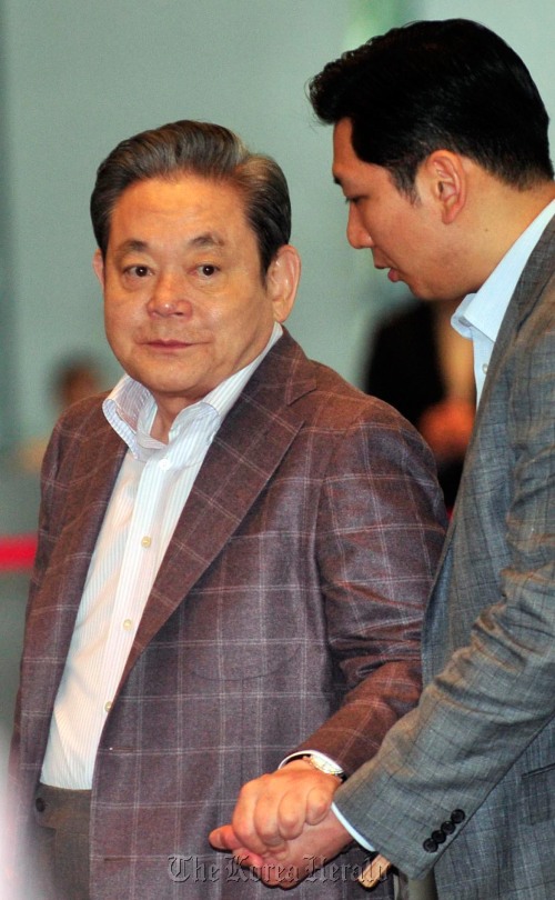 이건희 삼성전자 회장이 24일 오전 서울 서초동 삼성전자 사옥으로 출근하고 있다. 이회장은 이날 "이맹희 씨는우리 집안에서 쫓겨난 사람"이라고 밝혔다.<br />김명섭 기자 msiron@
Lee Kun-hee