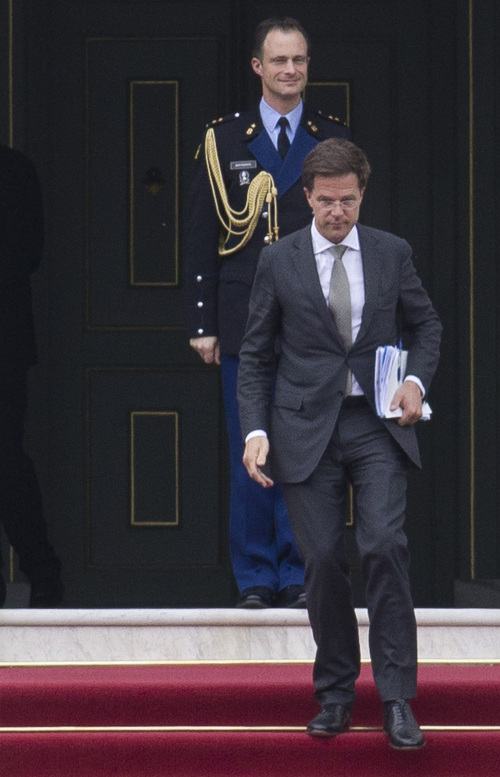 <YONHAP PHOTO-0027> Dutch prime minister Mark Rutte, foreground, leaves royal palace Huis ten Bosch after meeting with Dutch Queen Beatrix in The Hague, Netherlands, Monday April 23, 2012. Rutte was reported to have handed in his resignation to the Queen after seven weeks of talks to hammer out an austerity package aimed at bringing the Dutch budget deficit back within European Union limits collapsed Saturday. (AP Photo/Peter Dejong)/2012-04-24 00:55:20/ <저작권자 ⓒ 1980-2012 ㈜연합뉴스. 무단 전재 재배포 금지.>
Dutch prime minister Mark Rutte leaves royal palace Huis ten Bosch after meeting with Dutch Queen Beatrix in The Hague, Netherlands, Monday.  AP-Yonhap News