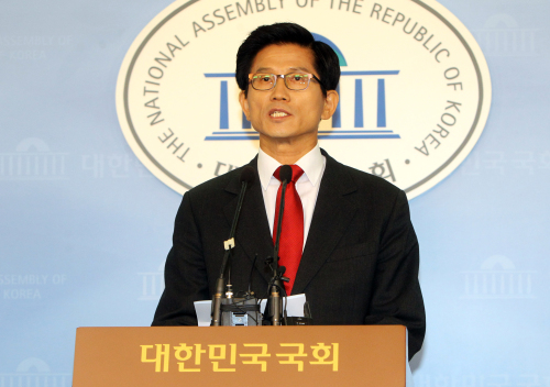 김문수(광역단체장, 전 국회의원)
<YONHAP PHOTO-0439> 김문수 대선출마 기자회견 (서울=연합뉴스) 박철홍 기자 = 김문수 경기지사가 22일 서울 여의도 국회에서 대선출마 기자회견을 하고 있다. 김문수 경기지사는 이날 제19대 대총령선거 출마를 공식선언했다.2012.4.22 pch80@yna.co.kr/2012-04-22 13:21:54/ <저작권자 ⓒ 1980-2012 ㈜연합뉴스. 무단 전재 재배포 금지.>
Gyeonggi Gov. Kim Moon-soo announces his presidential bid on Sunday.     Yonhap News