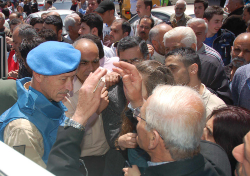 <YONHAP PHOTO-1545> In this photo released by the Syrian official news agency SANA, a UN observer, left, speaks with Syrian citizens during their visit to the pro-Syrian regime neighborhoods, in Homs province, central Syria, on Monday April 23, 2012. United Nations observers monitoring Syria's shaky cease-fire visited a string of rebellious Damascus suburbs Monday, while the European Union looked set to levy new sanctions to increase the pressure on President Bashar Assad's regime. (AP Photo/SANA)/2012-04-23 23:58:07/ <저작권자 ⓒ 1980-2012 ㈜연합뉴스. 무단 전재 재배포 금지.>
A U.N. observer (left) speaks with Syrian citizens during their visit to the pro-Syrian regime neighborhoods, in Homs province on Monday.   AP-Yonhap News