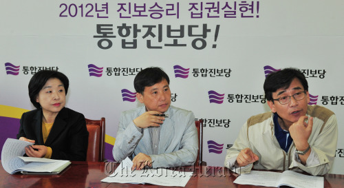 24일 국회에서 통합진보당 대표단회의를 ㅎ하고 있다. 왼쪽부터 심상전 대표,조준호 대표, 유시민 대표. 박현구 기자phko@heraldm.com 2012.04.23
Leaders of the Unified Progressive Party attend a party meeting at the National Assembly in Seoul on Tuesday. From left are Sim Sang-jeong, Cho Jun-ho and Rhyu Si-min.  Park Hyun-koo/The Korea Herald