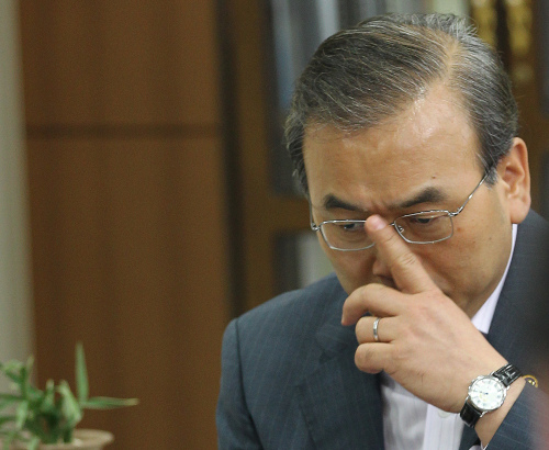 <YONHAP PHOTO-1727> 그때가 언제더라<br />    (서울=연합뉴스) 안정원 기자 = 박영준 국무총리실 국무차장이 5일 서울 세종로 정부중앙청사 집무실에서 자신이 민간인 불법사찰 논란을 빚고 있는 총리실 공직윤리지원관실 창설 과정에 개입했다는 야당측 주장에 대해 "관여한 바 없다"고 강하게 부인하며 당시를 기억하고 있다. 박 국무차장은 "2008년 6월 9일에 청와대 기획조정비서관을 사퇴하고 야인으로 있었고 공직윤리지원관실이 창설될 무렵에는 장기간 가족여행도 다녀왔다"고 말했다. 2010.7.5<br />    jeong@yna.co.kr/2010-07-05 20:00:09/<br /><저작권자 ⓒ 1980-2010 ㈜연합뉴스. 무단 전재 재배포 금지.>
Park Young-joon Yonhap News