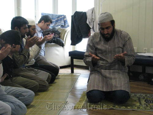 Naveed Ejaz (right) leads Muslim students attending Sejong University during Friday prayers in February.  Rob York/The Korea Herald