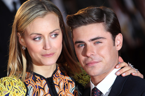 <YONHAP PHOTO-0146> U.S actors Zac Efron, right, and Taylor Schilling arrive for the European Premiere of 'The Lucky One' at the Bluebird restaurant in London, Monday, April 23, 2012. (AP Photo/Joel Ryan)/2012-04-24 06:07:10/ <저작권자 ⓒ 1980-2012 ㈜연합뉴스. 무단 전재 재배포 금지.>
U.S actors Zac Efron (right) and Taylor Schilling arrive for the European Premiere of “The Lucky One” at the Bluebird restaurant in London, Monday.   AP-Yonhap News
