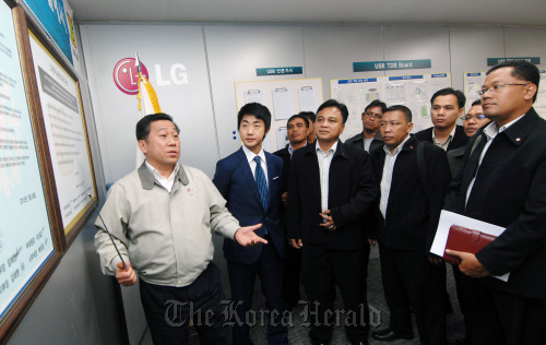 LG Electronics’ union head Bae Sang-ho (left) speaks to a group of union leaders at the company’s Indonesian factories in Seoul on Monday.  LG Electronics