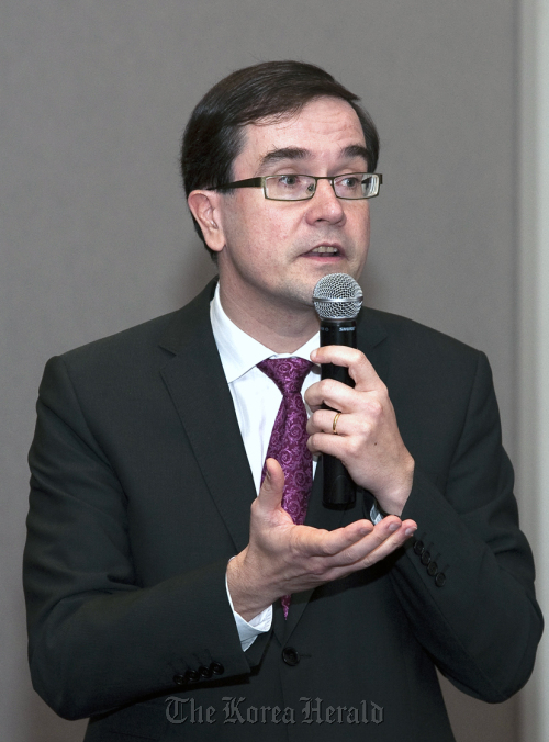 Francois Provost
르노삼성자동차가 올 여름부터 부산공장에서 엔진을 생산키로 해 귀추가 주목된다.
프랑수아 프로보 르노삼성자동차 사장은 지난 23일 중국 베이징에서 열린 베이징모터쇼에서 기자들과 만나 "그동안 엔진을 수입했으나 60%가량 국산화를 이뤘다"면서 "올 여름부터 르노삼성자동차 부산공장에서 새로운 엔진을 생산할 예정"이라고 밝혔다.