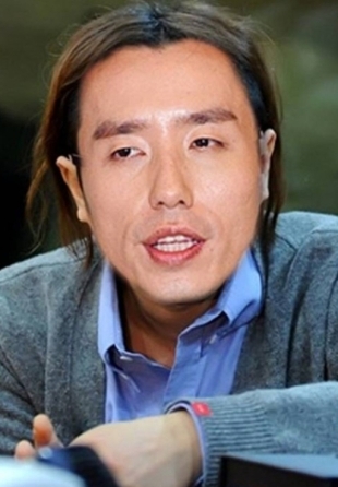 가수 정재형이 자신과 유희열의 합성사진을 공개했다.
정재형은 지난 23일 오후 자신의 트위터를 통해 “나도 없고 희열이도 없는 거지같은 악!”이라는 글과 함께 합성사진을 공개했다.