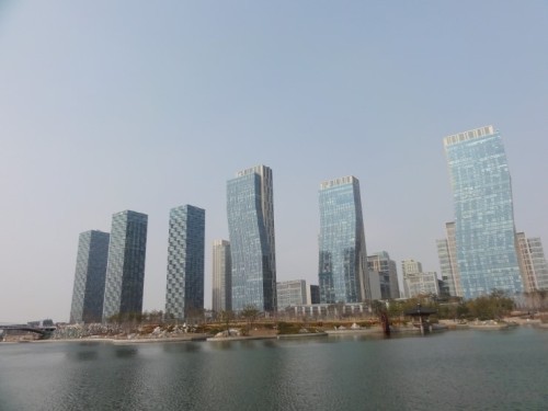 최근 부동산시장 침체로 분양시장의 애물단지로 전락한 주상복합아파트가 새로운 부활을 꿈꾸며 소비자의 ‘니즈’에 맞춰 진화하고 있다. 초고층 아파트의 조망권과 뛰어난 입지, 원스톱 리빙 등 기존 강점을 유지하면서, 일반 아파트의 장점을 취해 수요자들의 눈길을 끌고 있다. 사진은 송도의 주상복합아파트 센트럴파크 전경.